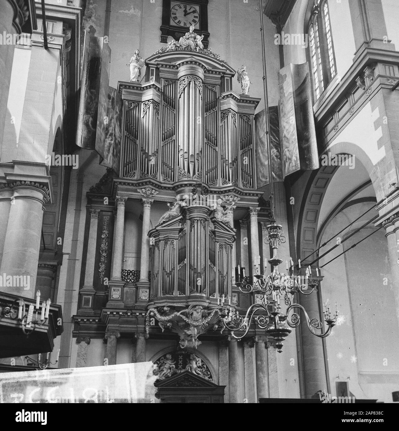 Amsterdam. Interior of the Westerkerk with the large organ Date: 2 September 1965 Location: Amsterdam, Noord-Holland Keywords: Baroque, interior, church buildings, light crowns, organs, renaissance, columns Institution name: Westerkerk Stock Photo