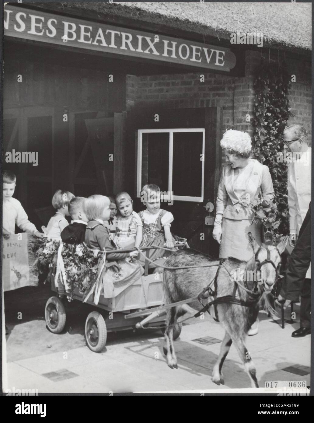 Princess Beatrix looks at children in the pony car. She opens, together with doctor Arie Klapwijk, the Princess Beatrix Hoeve Date: 22 May 1964 Location: Arnhem, Gelderland Keywords: handicapped, children, royal house, openings, princesses Personal name: Beatrix, princess, Klapwijk, Arie Stock Photo