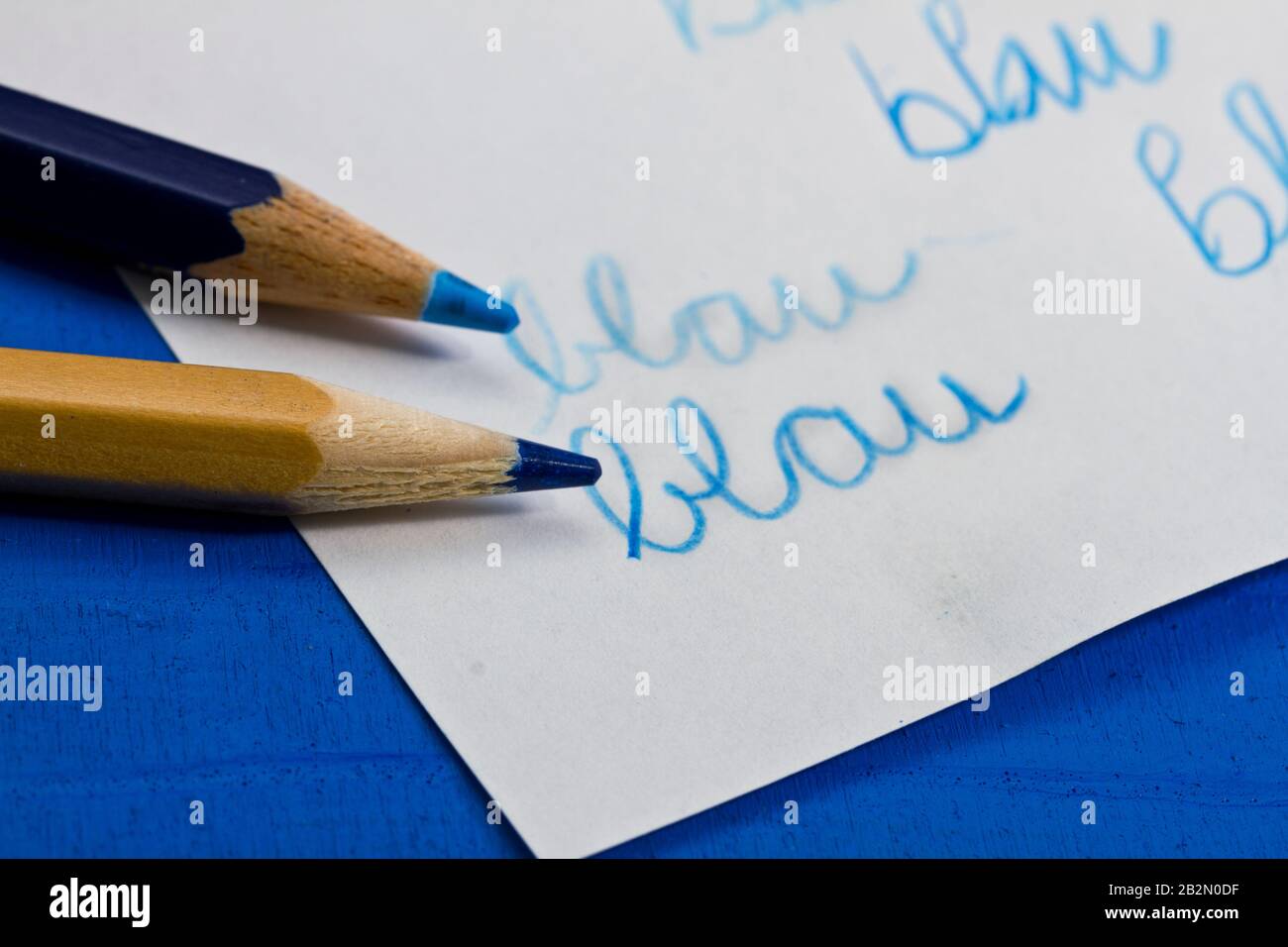 blaue Farbstifte mit Schriftzug 'blau' Stock Photo