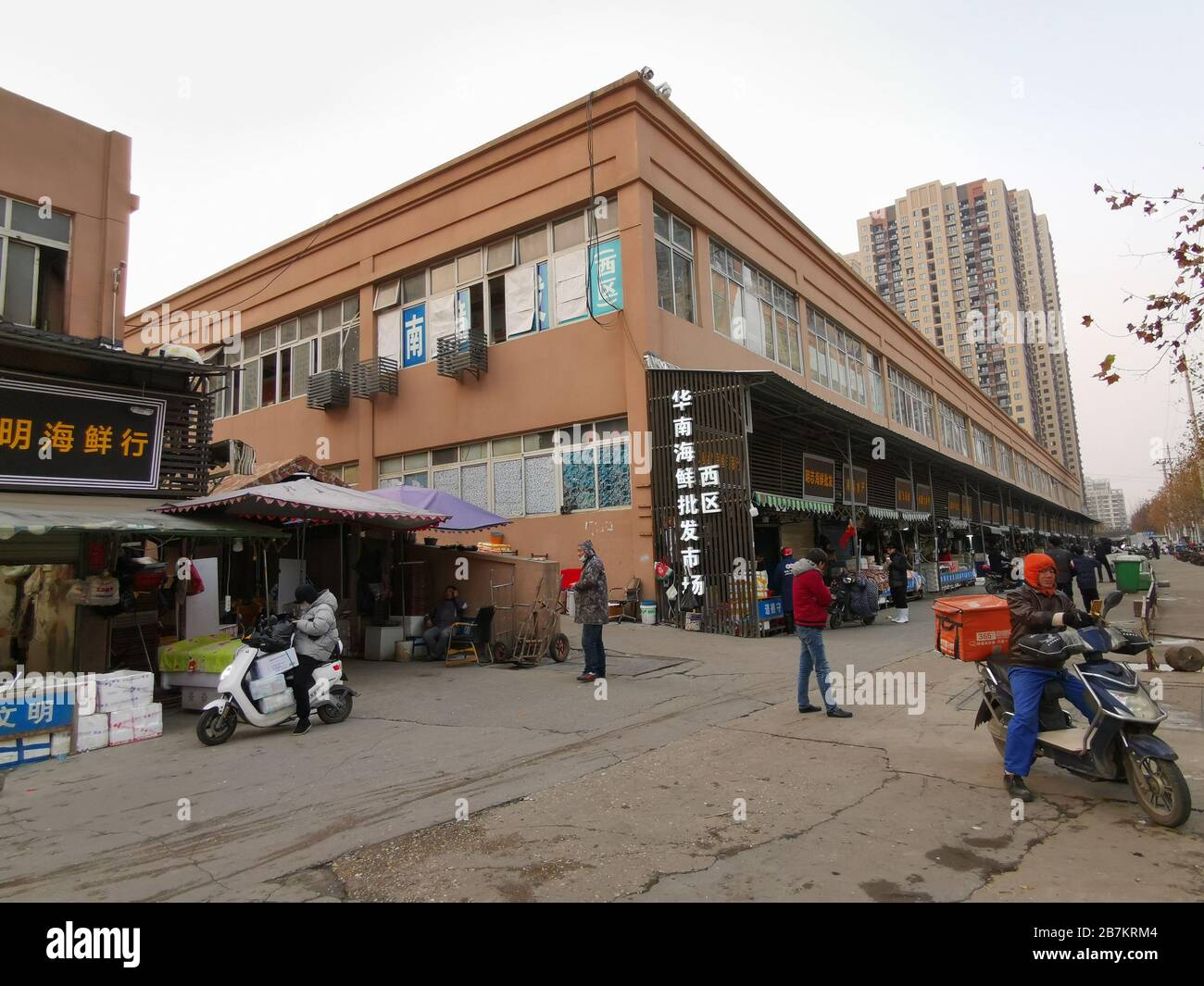 View of Wuhan Huanan Wholesale Seafood Market before its closure in Hankou, Wuhan city, central China's Hubei province, 31 December 2019. Stock Photo