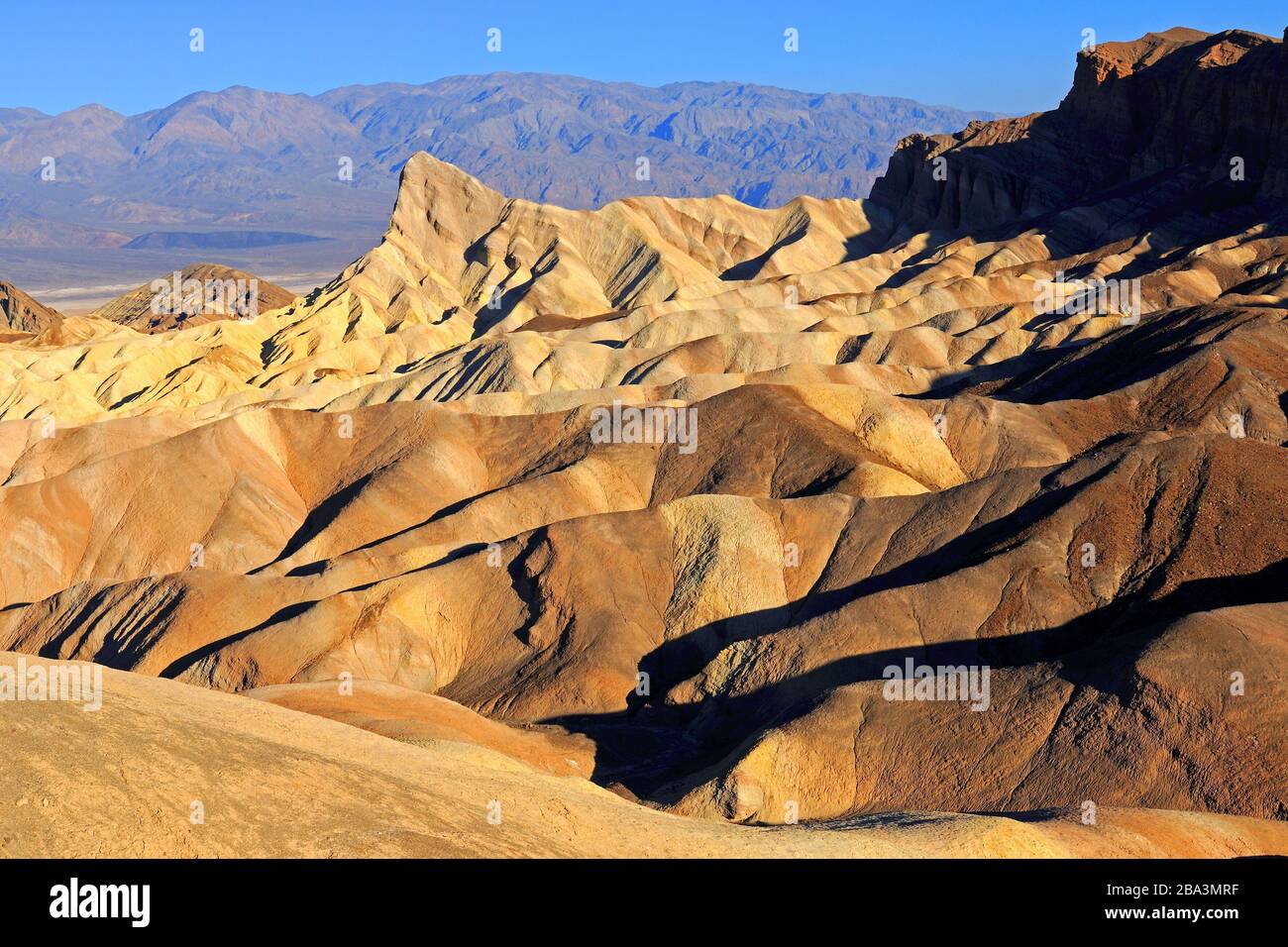 farbige Gesteinsformationen bei Sonnenaufgang am Zabriske Point, Death Valley Nationalpark, Kalifornien, USA Stock Photo