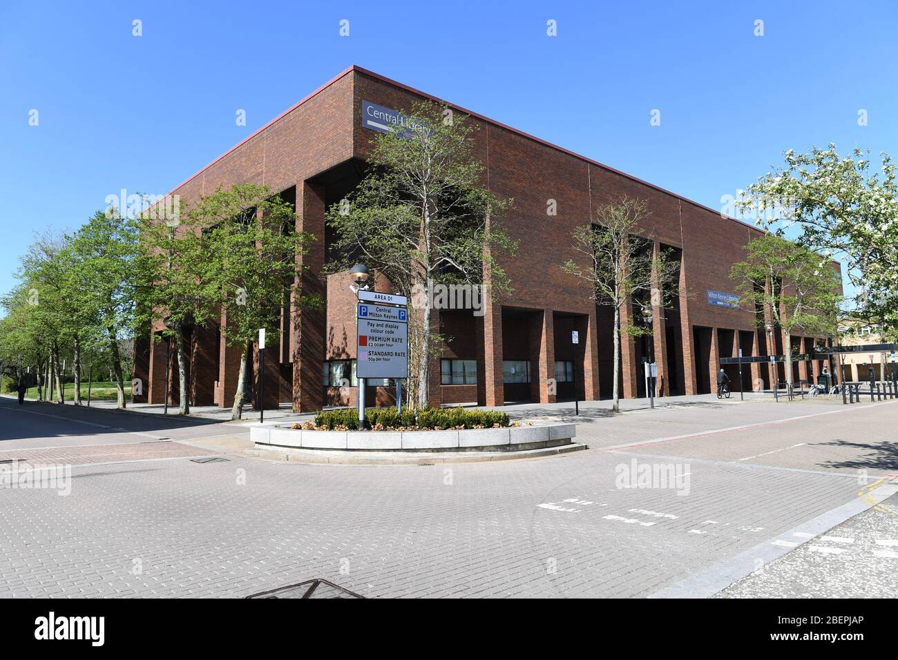 Milton Keynes Centre MK shops entrance civic offices library Stock Photo