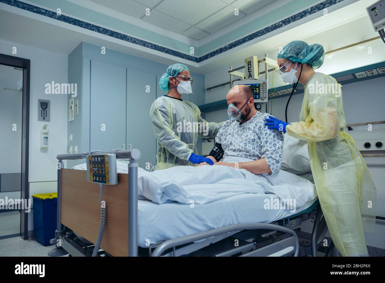 Doctors giving artificial respiration to patient in emergency care unit of a hospital Stock Photo