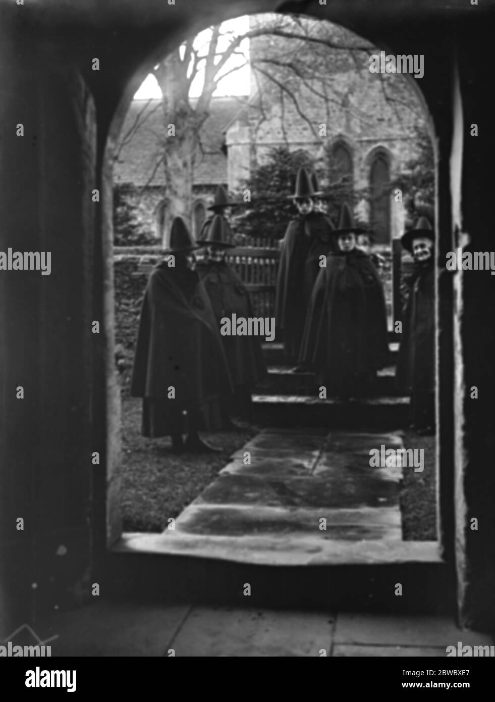 Sandringham mourners in picturesque garb . Old ladies from Trinity House who visited the church at Sandringham to pay their last respects to the dead Queen . 24 November 1925 Stock Photo