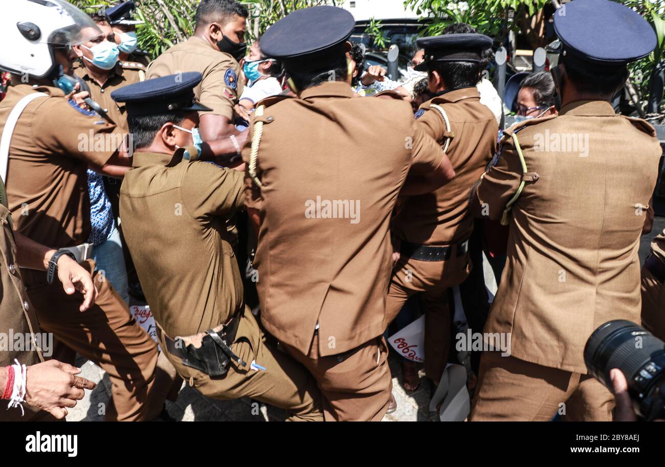 Activists of the Frontline Socialist Party (FSP) are taken into police custody for breaching quarantine laws during a protest against the brutal murder of George Floyd, outside the US embassy in Colombo, Sir Lanka on June 9, 2020.  (Photo by Saman Abesiriwardana/Pacific Press/Sipa USA) Stock Photo