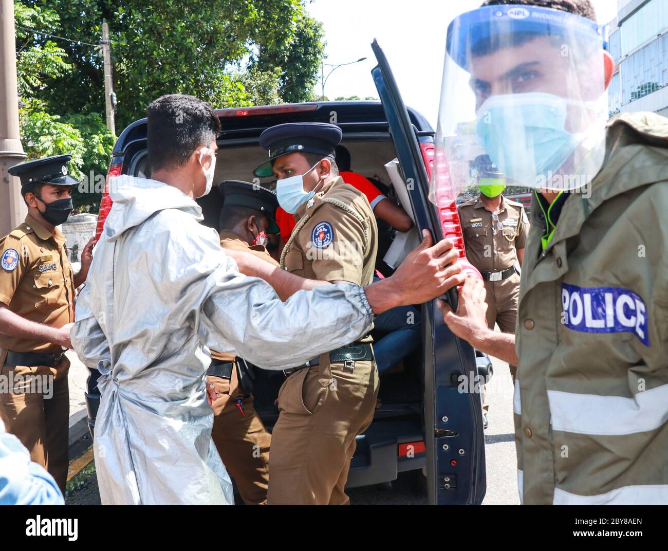 Activists of the Frontline Socialist Party (FSP) are taken into police custody for breaching quarantine laws during a protest against the brutal murder of George Floyd, outside the US embassy in Colombo, Sir Lanka on June 9, 2020.  (Photo by Saman Abesiriwardana/Pacific Press/Sipa USA) Stock Photo