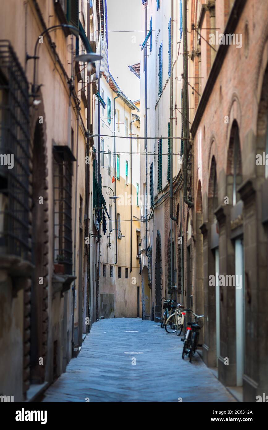 Eine Gasse in Lucca, Toskana, Italien Stock Photo