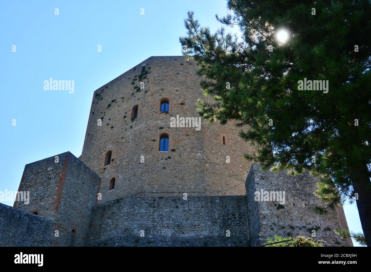 The imposing Rocca Malatestiana, visible even from the Rimini coast, dominates the small village of Montefiore Conca,Valconca,Emilia-Romagna. Stock Photo