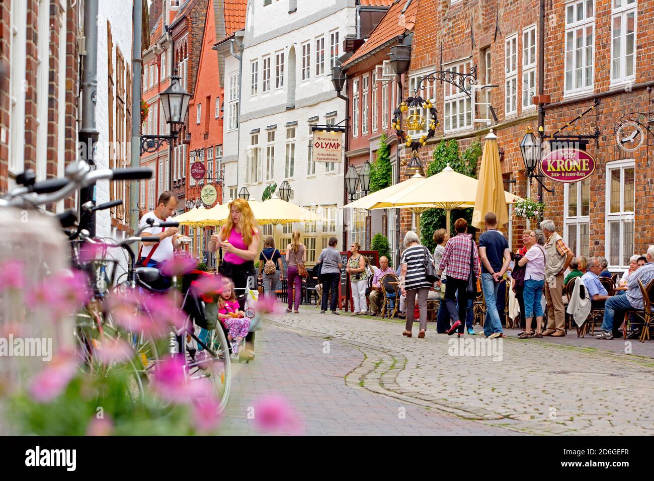 Deutschland, Niedersachen,Hansestadt Lüneburg. Strassenrestaurants in der Heiligengeiststrasse. Stock Photo