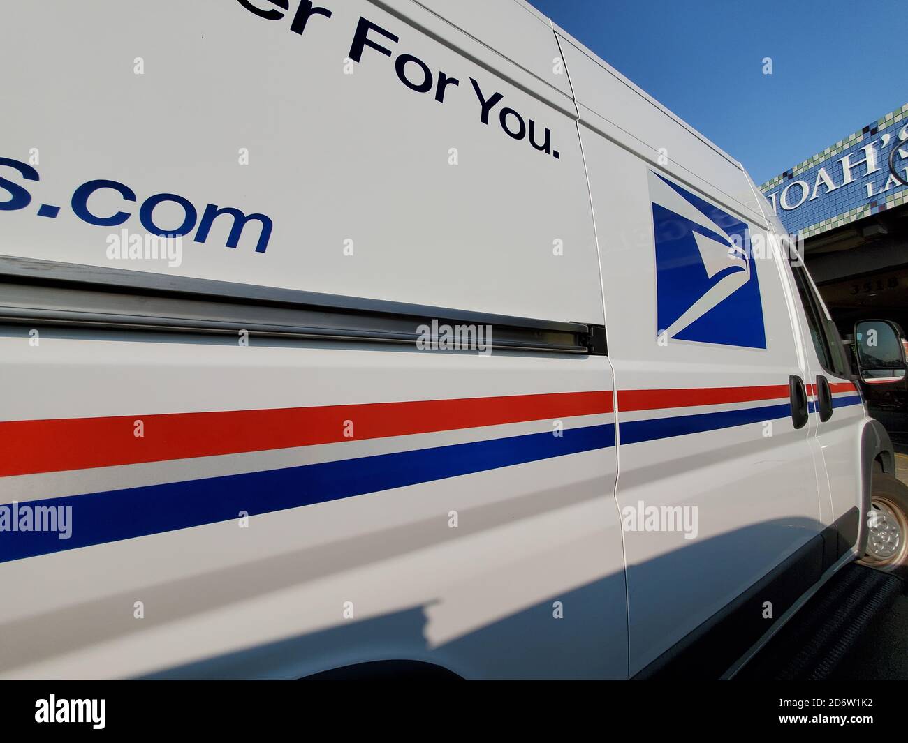 Wide angle view of United States Postal Service (USPS) truck with logo visible, Lafayette, California, September 17, 2020. () Stock Photo