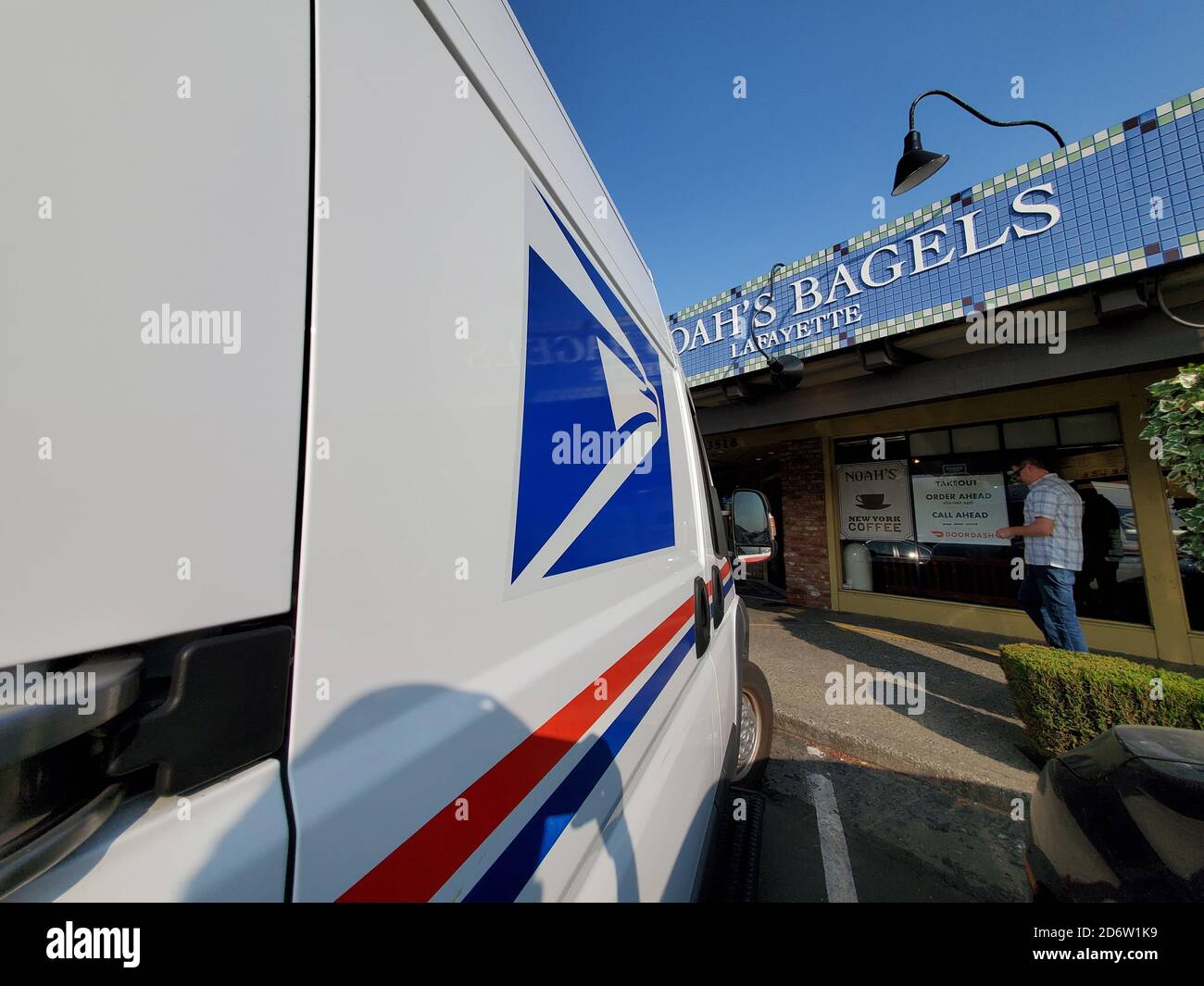 Wide angle view of United States Postal Service (USPS) truck with logo visible, Lafayette, California, September 17, 2020. () Stock Photo