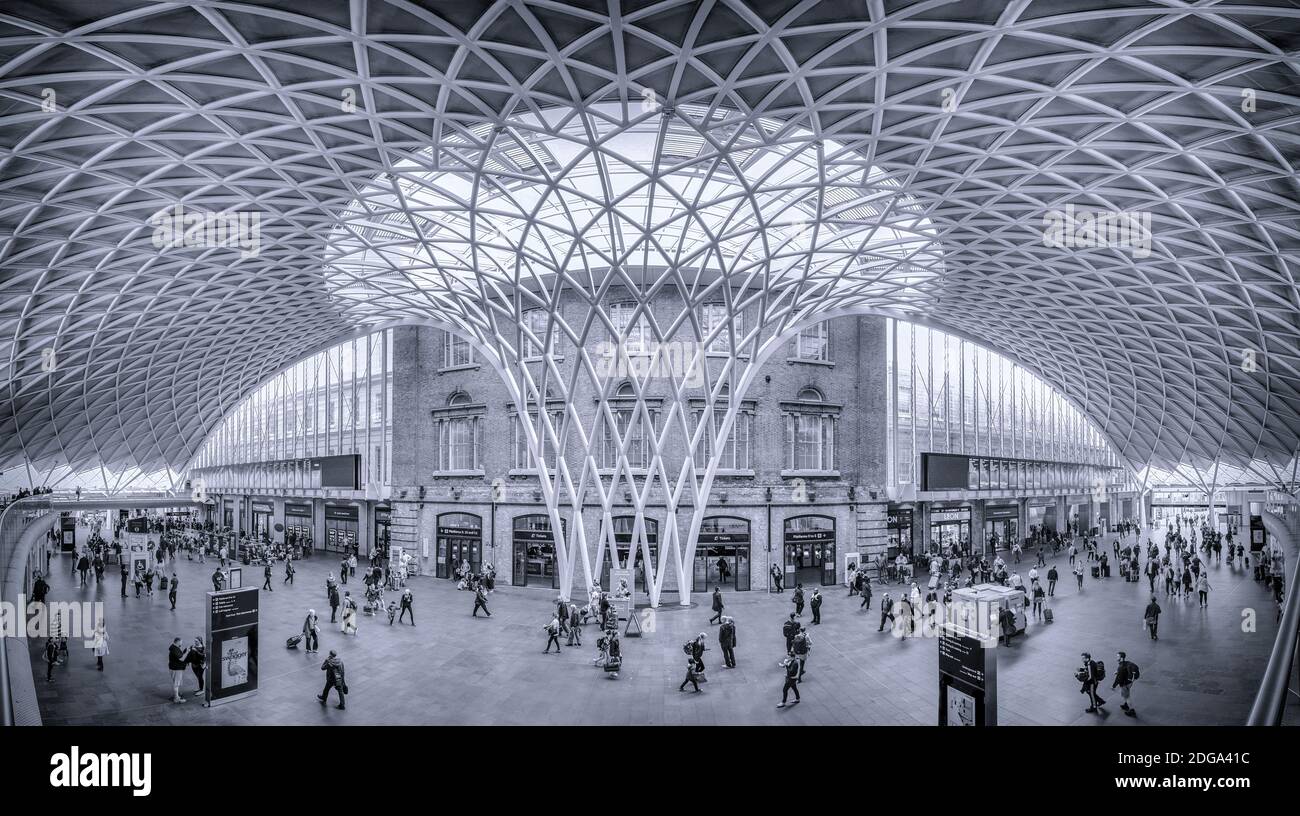 Platform 9 at kings cross station hi-res stock photography and images ...