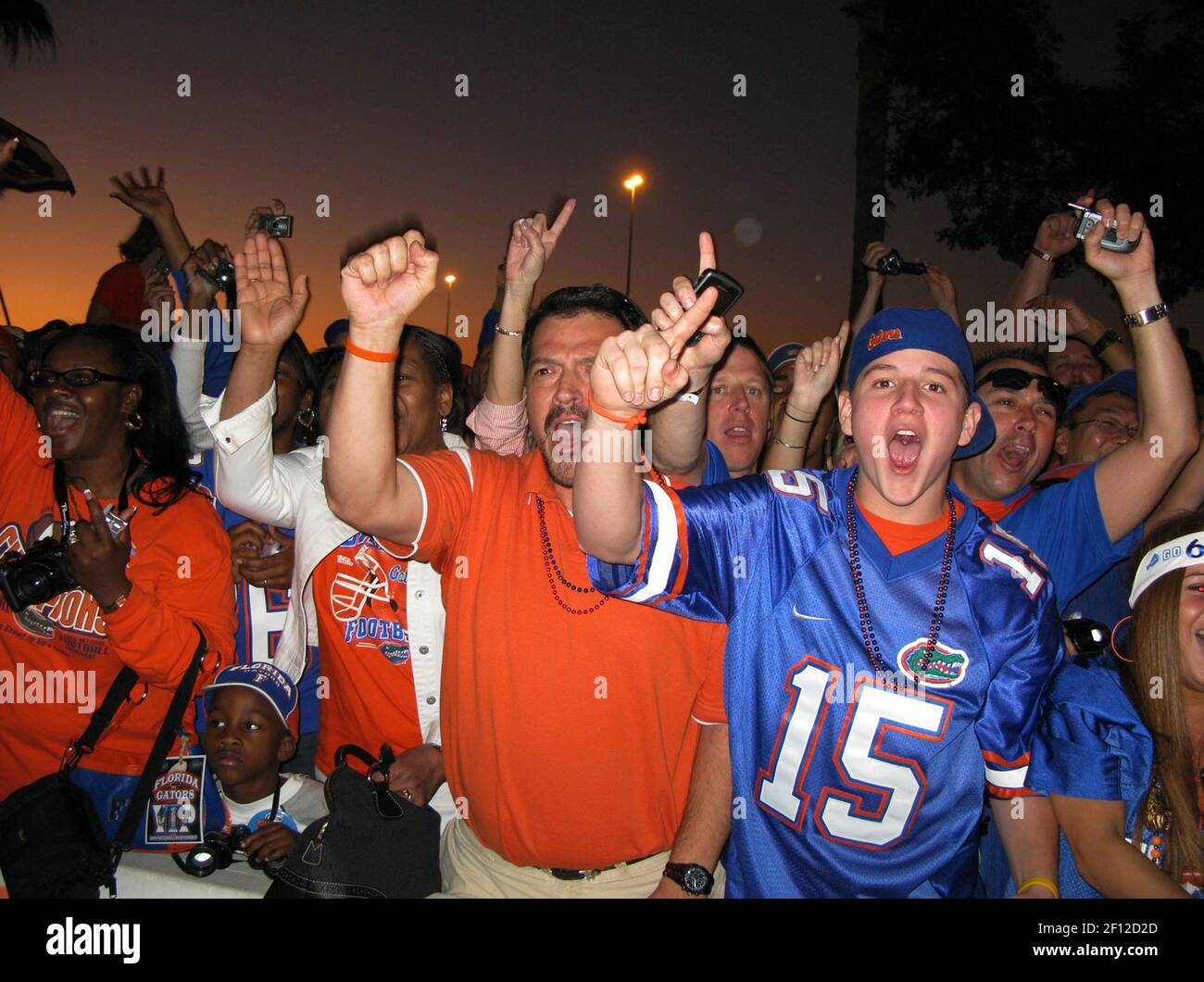 Florida fans cheer as the team buses arrive for the BCS National ...