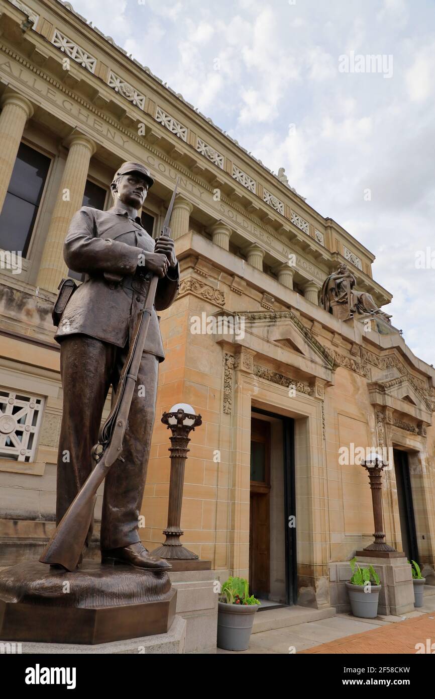 Beaux-Arts style Soldiers and Sailors Memorial Hall and Museum with Cast bronze statue 'Parade Rest '(1923) by Frederick Hibbard in foreground.Pittsburgh.Pennsylvania.USA Stock Photo