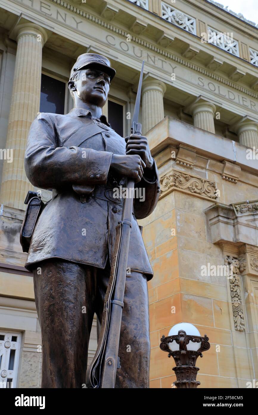 Beaux-Arts style Soldiers and Sailors Memorial Hall and Museum with Cast bronze statue 'Parade Rest '(1923) by Frederick Hibbard in foreground.Pittsburgh.Pennsylvania.USA Stock Photo