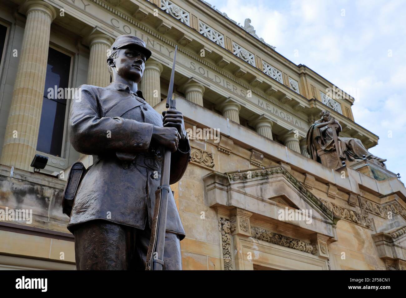 Beaux-Arts style Soldiers and Sailors Memorial Hall and Museum with Cast bronze statue 'Parade Rest '(1923) by Frederick Hibbard in foreground.Pittsburgh.Pennsylvania.USA Stock Photo