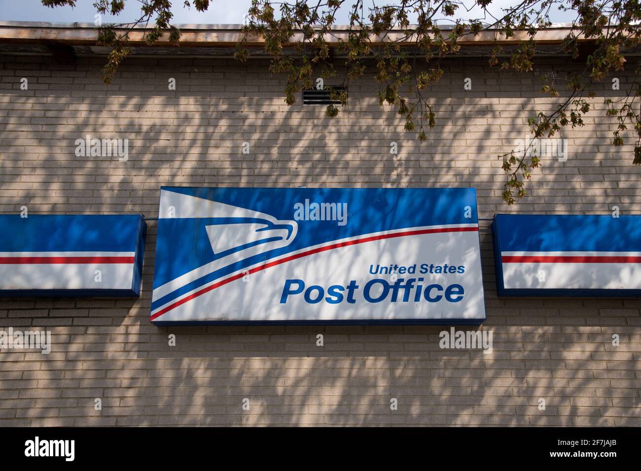 Washington, USA. 07th Apr, 2021. A general view of a U.S. Postal Service (USPS) logo at a post office in Washington, DC, on Wednesday, April 7, 2021, amid the coronavirus pandemic. Confirmed COVID-19 deaths in America hit 560 thousand this week, and even though vaccination rates are climbing, public health experts are also warning of the risk of rising case numbers in many areas of the country. (Graeme Sloan/Sipa USA) Credit: Sipa USA/Alamy Live News Stock Photo