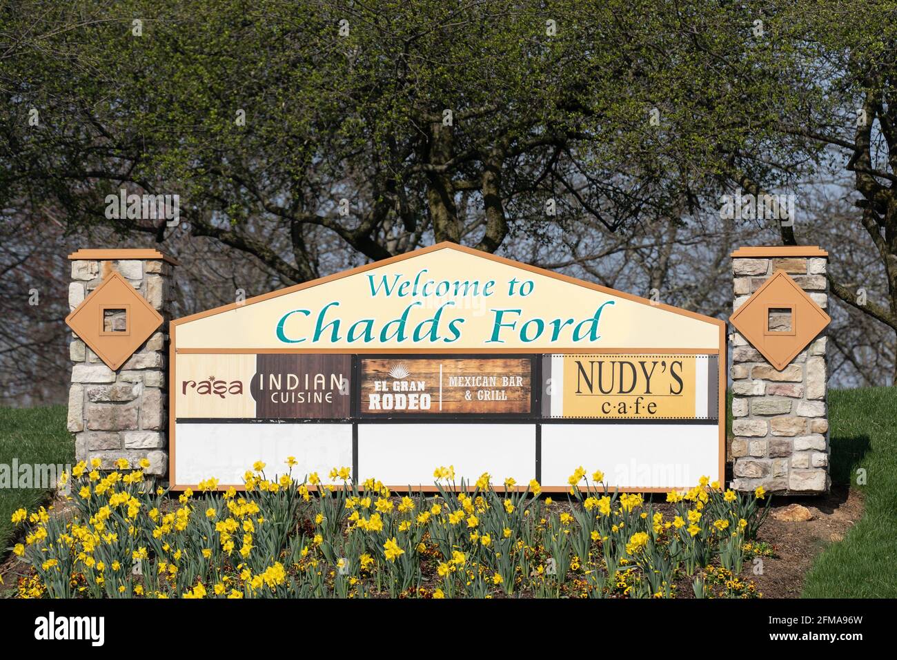 Chadds Ford, PA - April 4, 2021: Welcome to Chadds Ford sign with advertising for local restaurants Rasa, El Gran Rodeo, and Nudy's Cafe. Chadds Ford Stock Photo