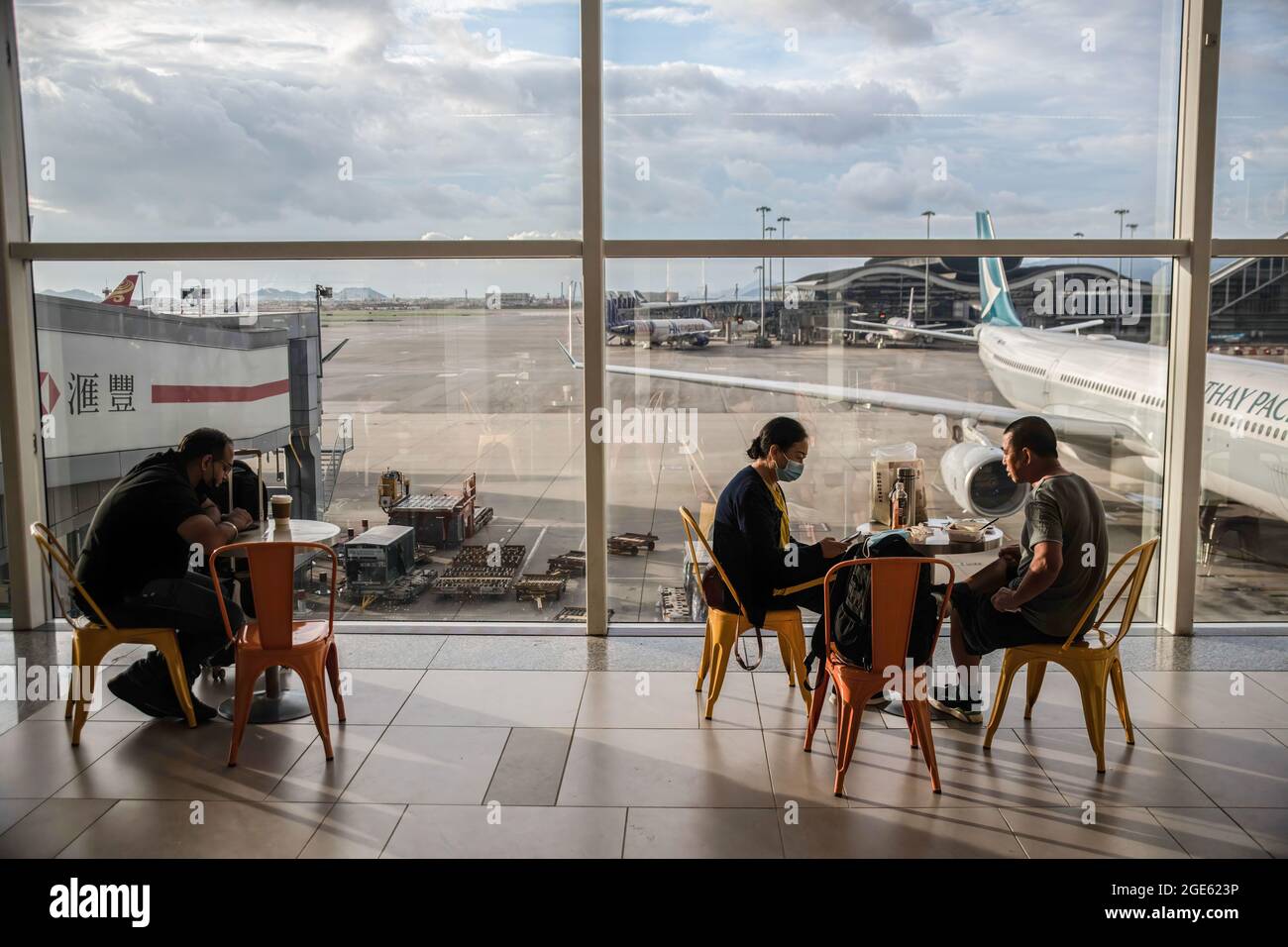 Hongkok, China. 03rd Aug, 2021. Passengers enjoy their meals at the departure hall of Hong Kong International Airport (Photo by Ivan Abreu/SOPA Images/Sipa USA) Credit: Sipa USA/Alamy Live News Stock Photo