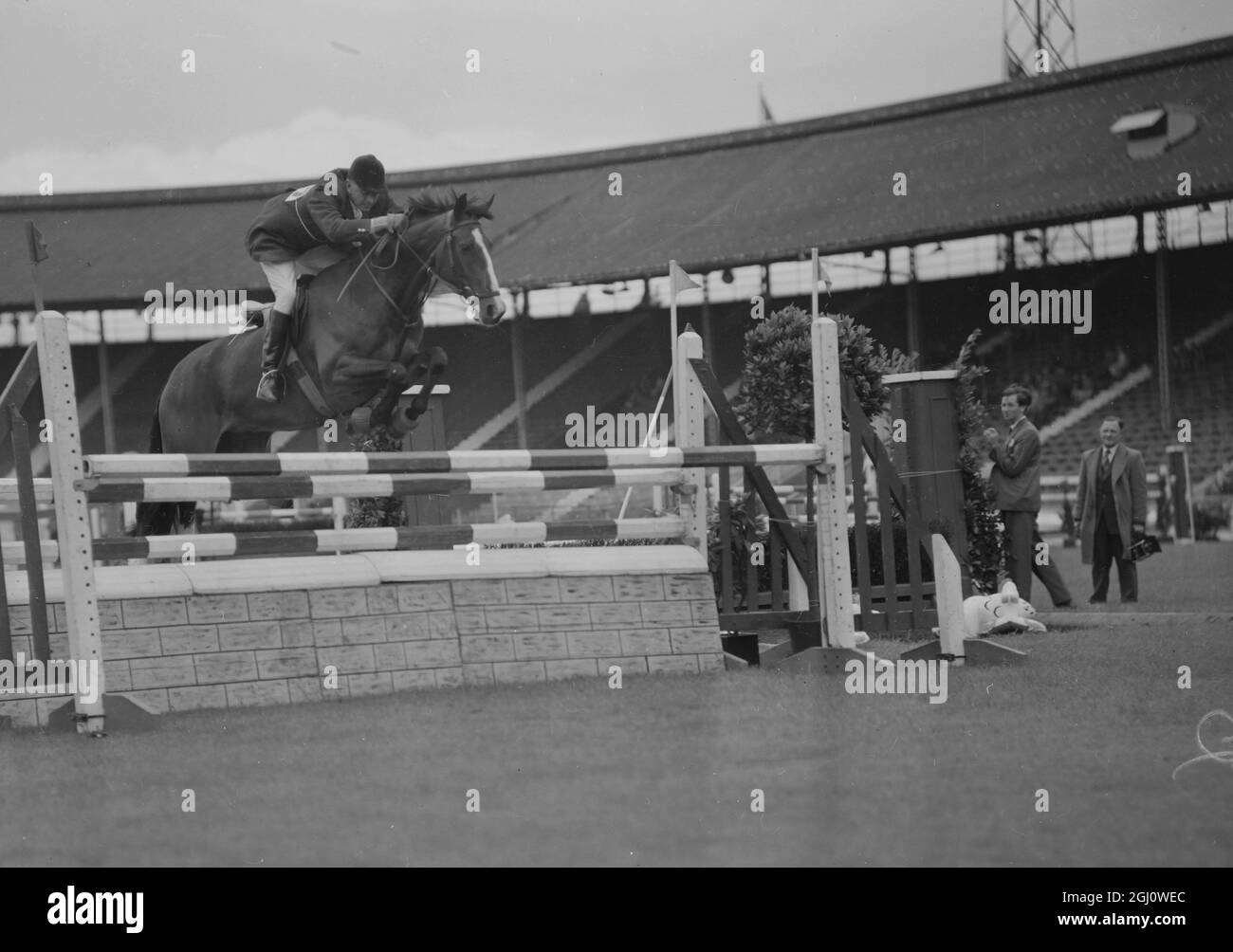 HORSEJUMPING BLIGH CAPTAIN WITH GRAYSTON AT ROYAL SHOW 18 JULY 1960 Stock Photo