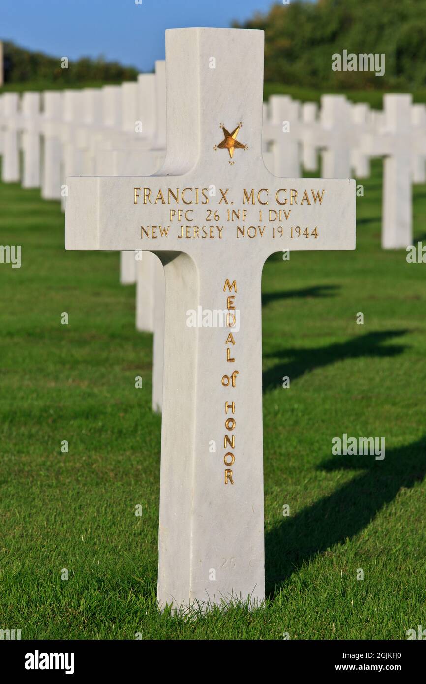 Grave of PFC Francis X. McGraw (1918-1944), recipient of the Medal of Honor, at Henri-Chapelle American Cemetery and Memorial in Plombieres, Belgium Stock Photo