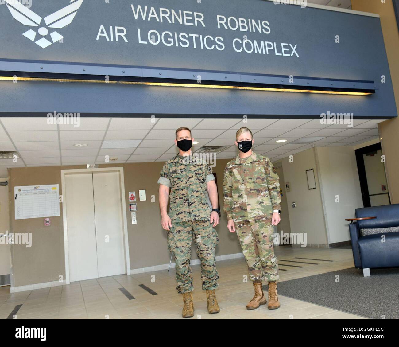 Brig. Gen. Hammerstedt, Warner Robins Air Logistics Complex commander, and Marine Corps Brig. Gen. Keith D. Reventlow, left, Defense Logistics Agency Distribution Headquarters commander, pause to have a photograph taken together at Robins Air Force Base, Georgia, April 22, 2021. This is Reventlow’s first visit to DLA Warner Robins since becoming the commander of the Defense Logistics Agency Distribution Headquarters in New Cumberland, Pennsylvania. Stock Photo