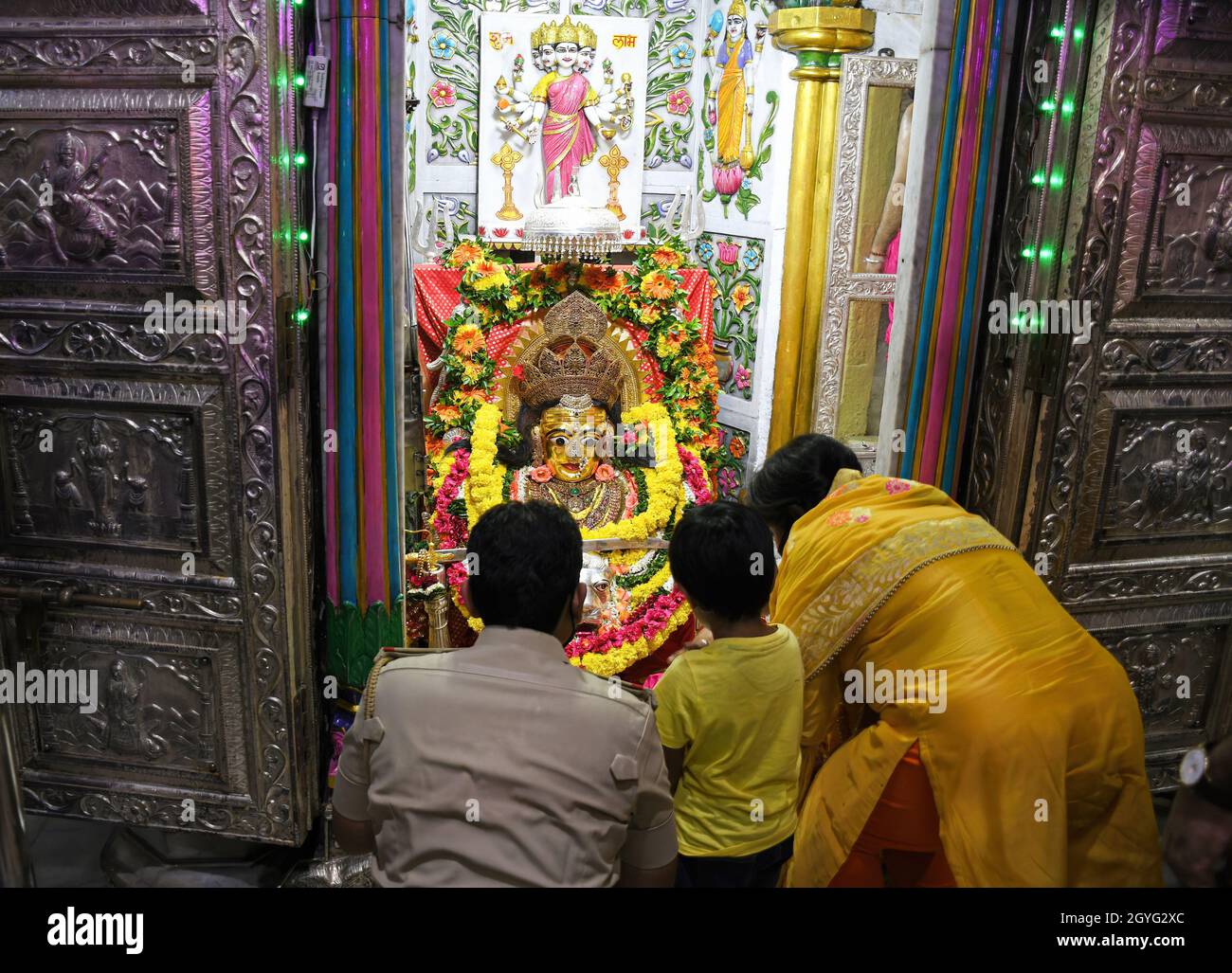 Mumbai, India. 07th Oct, 2021. Devotees offering prayers at Mumbadevi temple during the Temple reopening.Brihanmumbai Municipal Corporation (BMC) has allowed all the religious places to reopen for devotees to pray after the lockdown due to coronavirus. Credit: SOPA Images Limited/Alamy Live News Stock Photo