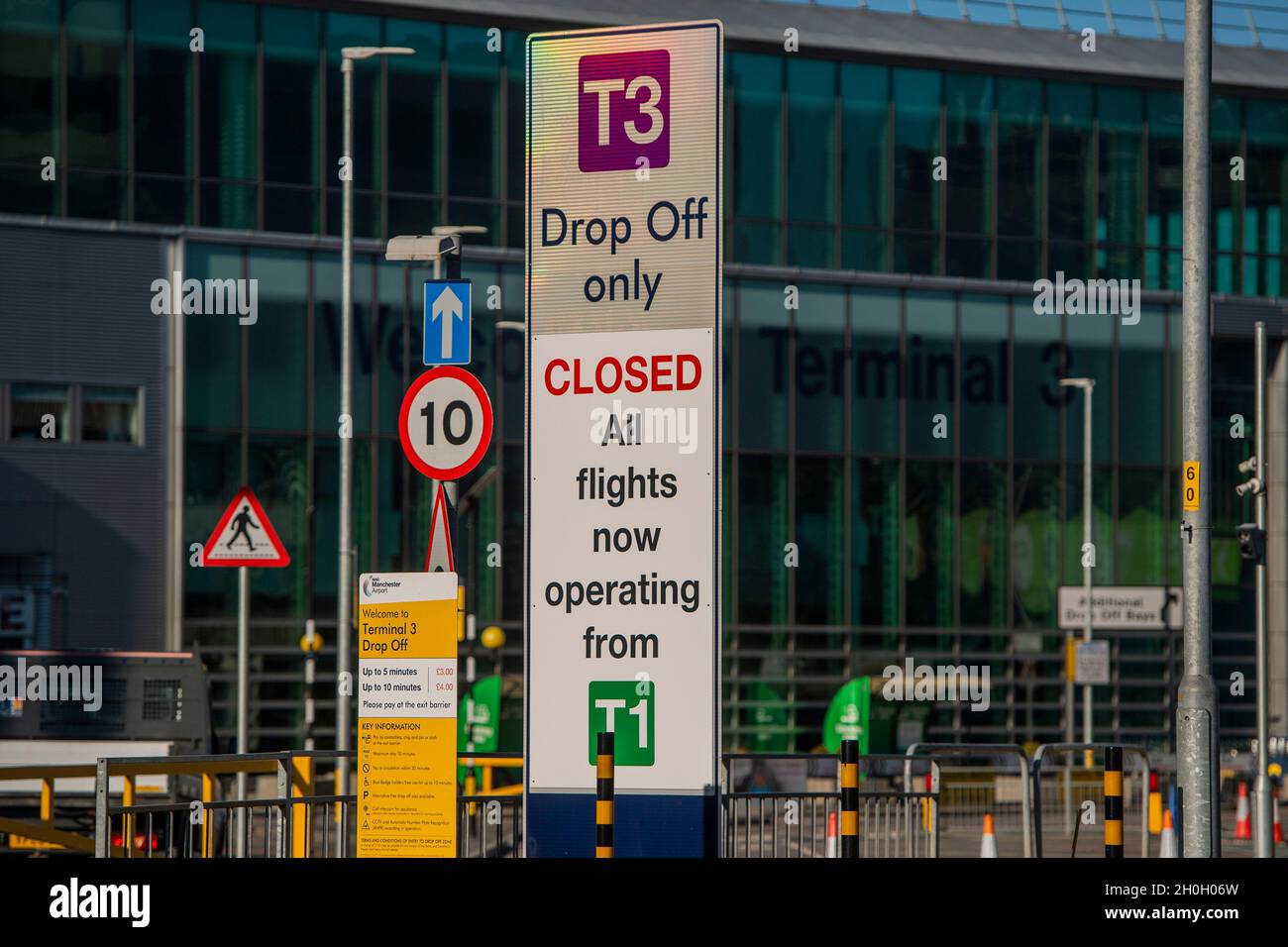 A closed sign is displayed outside terminal 3 at Manchester Airport Stock Photo