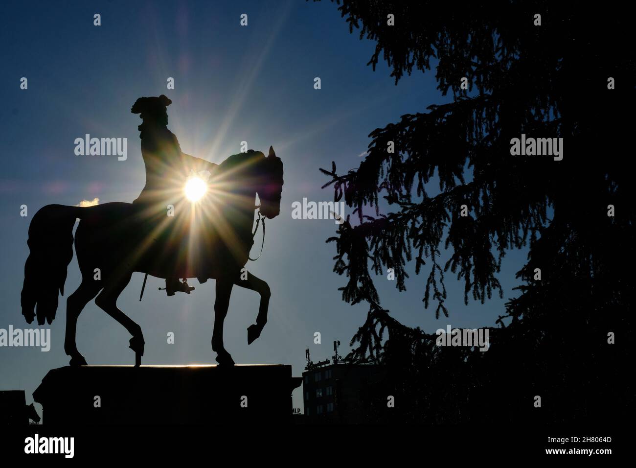 Brunswick, Germany. 22nd Nov, 2021. The sun shines behind an equestrian statue on the Schlossplatz showing Karl Wilhelm Ferdinand of Brunswick (1735-1806), Duke of Brunswick-Wolfenbüttel. Credit: Stefan Jaitner/dpa/Alamy Live News Stock Photo