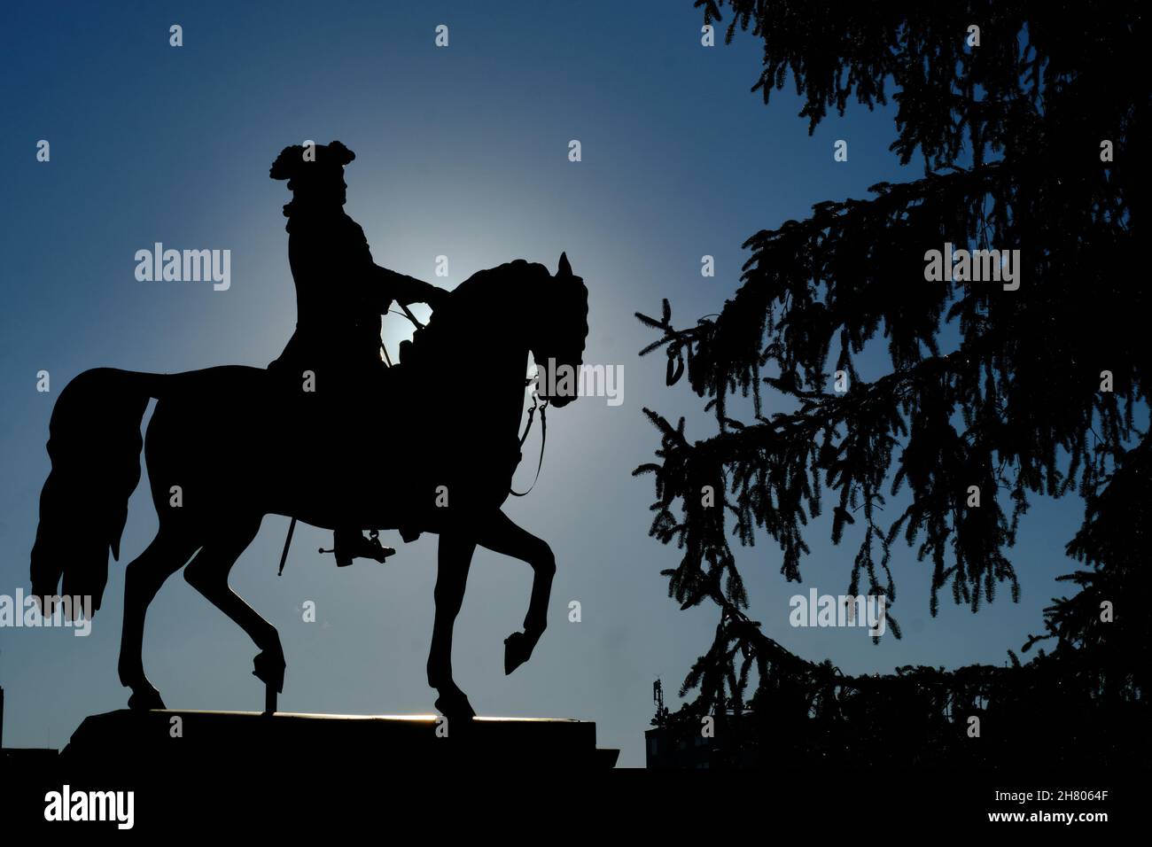 Brunswick, Germany. 22nd Nov, 2021. The sun shines behind an equestrian statue on the Schlossplatz showing Karl Wilhelm Ferdinand of Brunswick (1735-1806), Duke of Brunswick-Wolfenbüttel. Credit: Stefan Jaitner/dpa/Alamy Live News Stock Photo