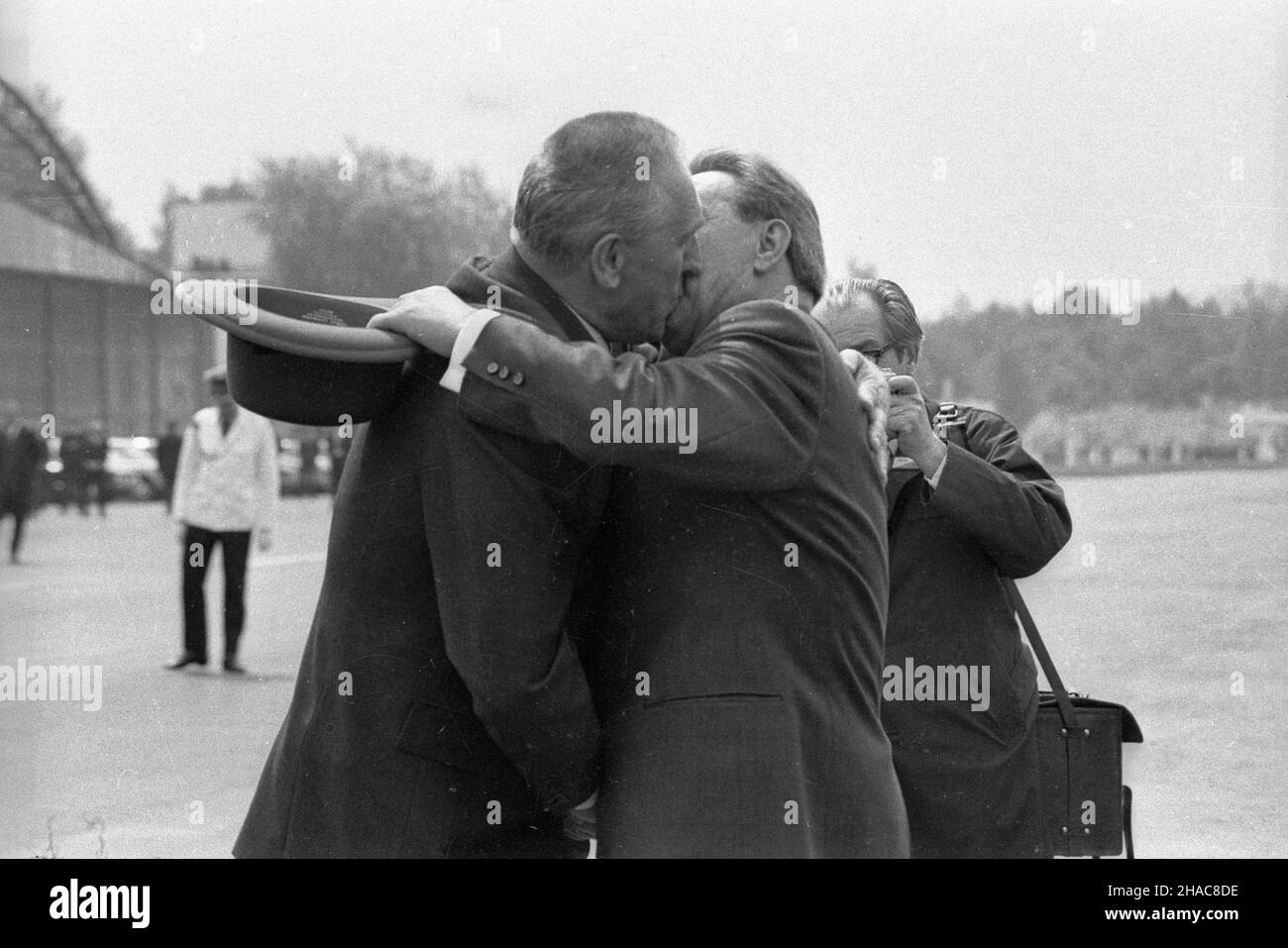 Warszawa, 1973-05-02. Wizyta w Polsce sekretarza generalnego Komitetu Centralnego Komunistycznej Partii Zwi¹zku Radzieckiego (KC KPZR) Leonida Bre¿niewa. Nz. Leonid Bre¿niew (P) i I sekretarz Komitetu Centralnego Polskiej Zjednoczonej Partii Robotniczej (KC PZPR) Edward Gierek w powitalnym uœcisku na lotnisku Okêcie. ad  PAP/Zbigniew Matuszewski    Warsaw, May, 2, 1973. Secretary General of the Central Committee of the Soviet Union Communist Party Leonid Brezhnev pays a visit to Poland. Pictured: Leonid Brezhnev (from the right) and 1st Secretary of the Central Committee of the Polish United W Stock Photo