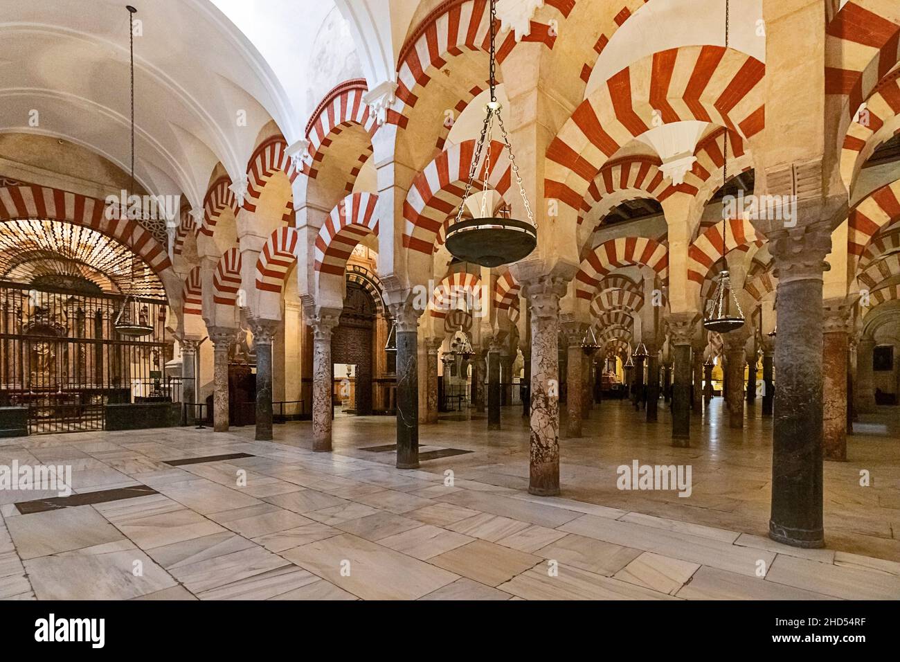 CORDOBA ANDALUCIA SPAIN INTERIOR MOSQUE - CATHEDRAL OR MEZQUITA  COLUMNS AND RED AND WHITE ARCHES OF HYPOSTYLE PRAYER HALL Stock Photo