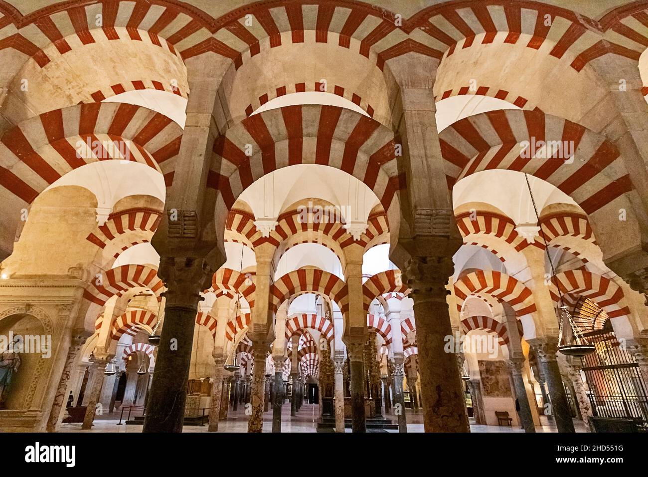 CORDOBA ANDALUCIA SPAIN INTERIOR MOSQUE - CATHEDRAL OR MEZQUITA  RED AND WHITE ARCHES HYPOSTYLE PRAYER HALL Stock Photo