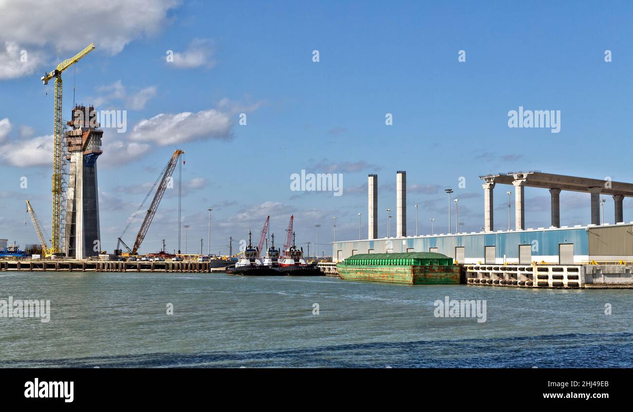 New Corpus Christi Harbor bridge construction, constructing Main Span, Dual-Mast Central Tower. Stock Photo