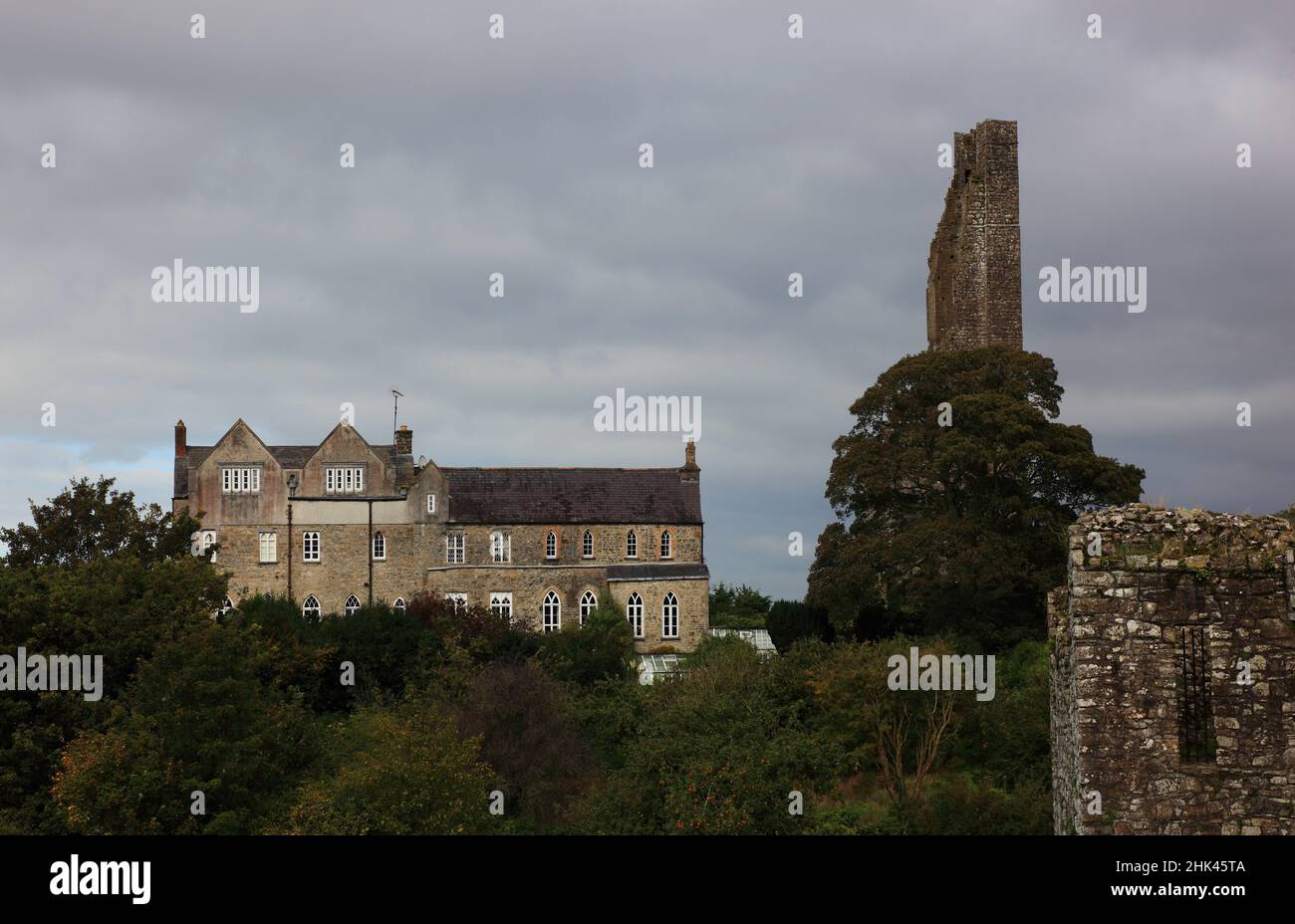 Herrenhaus und verfallener Wachturm des Dunmoe Castle in Navan, An Uaimh, eine Stadt der Grafschaft Meath in Irland  /  the remains of the watchtower Stock Photo