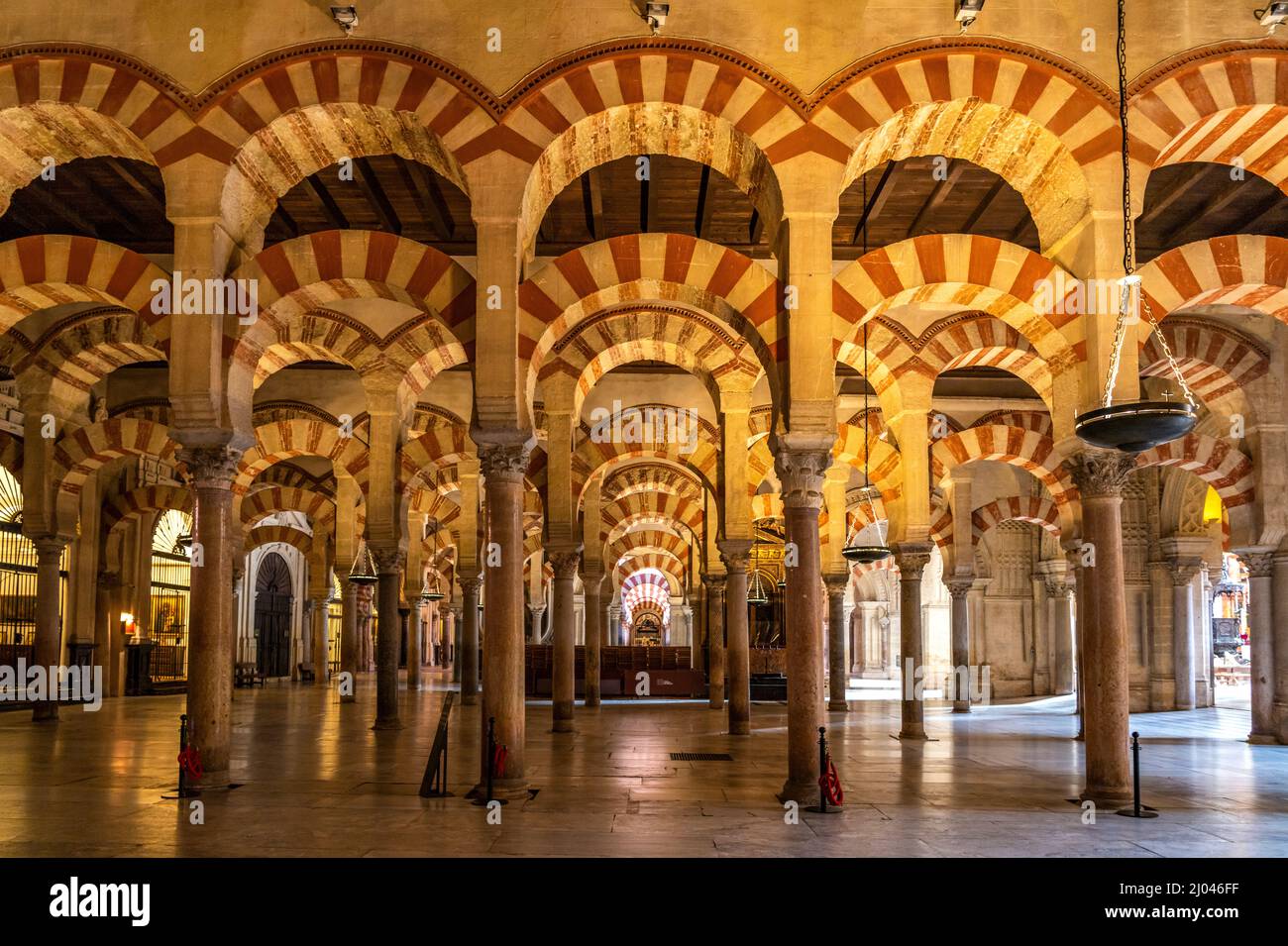 Maurische Säulen und Bögen im Innenraum der Mezquita - Catedral de Córdoba in Cordoba, Andalusien, Spanien  |  Moorish arches and columns of the Mezqu Stock Photo