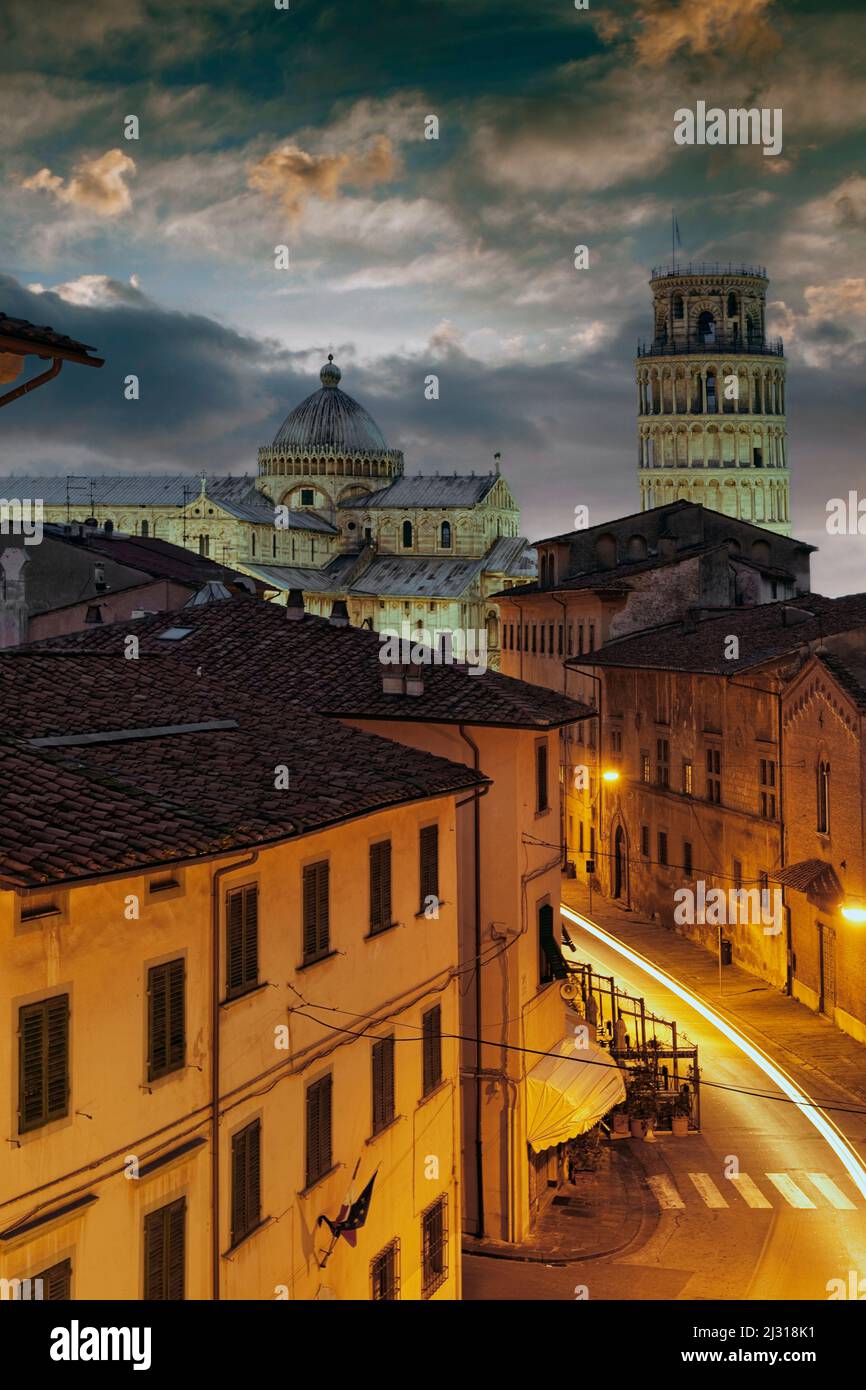 der schiefe Turm von Pisa bei Nacht Stock Photo