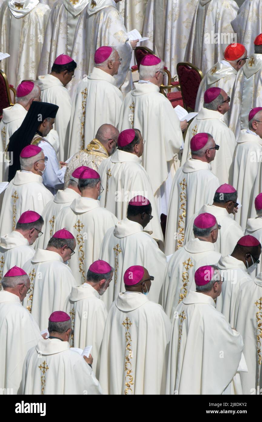 Italy, Rome, Vatican, 15/05/02. Pope Francis presides over the celebration of the Eucharist and the Rite of Canonization of Blesseds:Titus Brandsma, Lazarus known as Devasahayam, César de Bus, Luigi Maria Palazzolo, Justin Maria Russolillo, Charles de Foucauld, Marie Rivier, Mary Frances of Jesus Rubatto, Mary of Jesus Santocanale and Mary Domenica Mantovani in St. Peter's Square at the Vatican . Photograph by Alessia Giuliani/Catholic Press Photo. RESTRICTED TO EDITORIAL USE - NO MARKETING - NO ADVERTISING CAMPAIGNS Stock Photo