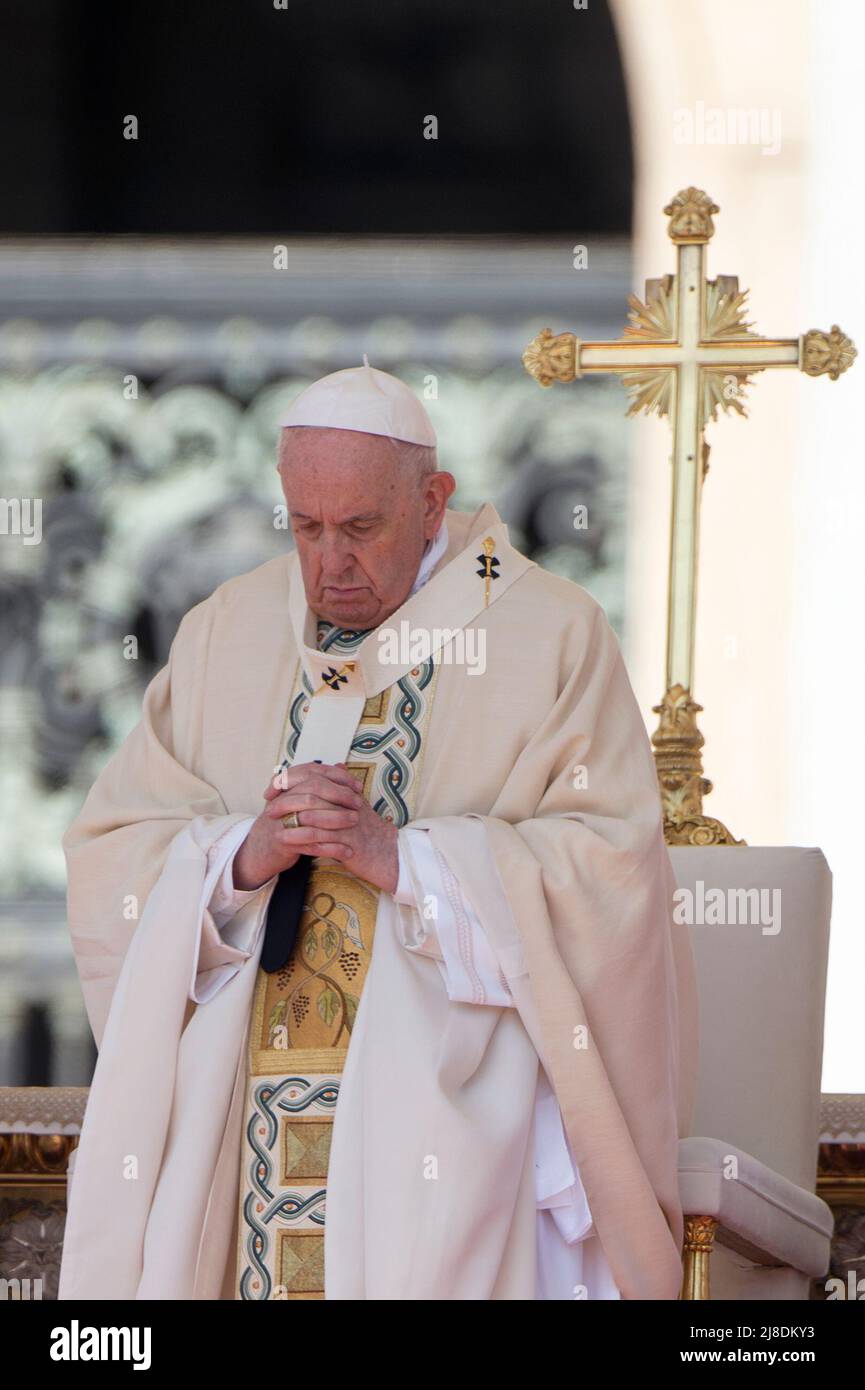 Italy, Rome, Vatican, 15/05/02. Pope Francis presides over the celebration of the Eucharist and the Rite of Canonization of Blesseds:Titus Brandsma, Lazarus known as Devasahayam, César de Bus, Luigi Maria Palazzolo, Justin Maria Russolillo, Charles de Foucauld, Marie Rivier, Mary Frances of Jesus Rubatto, Mary of Jesus Santocanale and Mary Domenica Mantovani in St. Peter's Square at the Vatican . Photograph by Alessia Giuliani/Catholic Press Photo. RESTRICTED TO EDITORIAL USE - NO MARKETING - NO ADVERTISING CAMPAIGNS Stock Photo