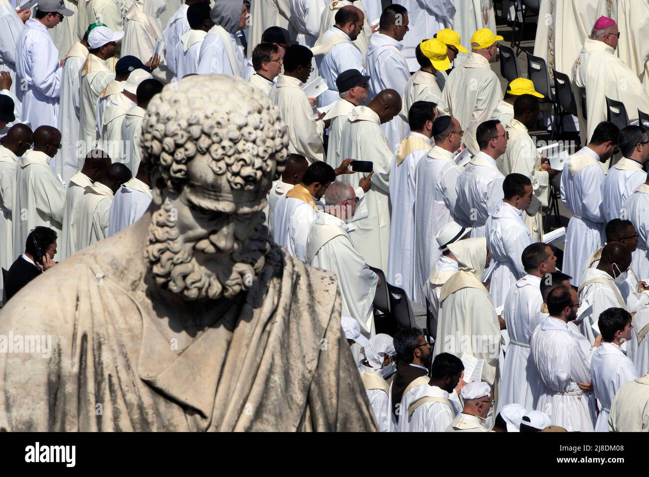 Italy, Rome, Vatican, 15/05/02. Pope Francis presides over the celebration of the Eucharist and the Rite of Canonization of Blesseds:Titus Brandsma, Lazarus known as Devasahayam, César de Bus, Luigi Maria Palazzolo, Justin Maria Russolillo, Charles de Foucauld, Marie Rivier, Mary Frances of Jesus Rubatto, Mary of Jesus Santocanale and Mary Domenica Mantovani in St. Peter's Square at the Vatican . Photograph by Alessia Giuliani/Catholic Press Photo. RESTRICTED TO EDITORIAL USE - NO MARKETING - NO ADVERTISING CAMPAIGNS Stock Photo