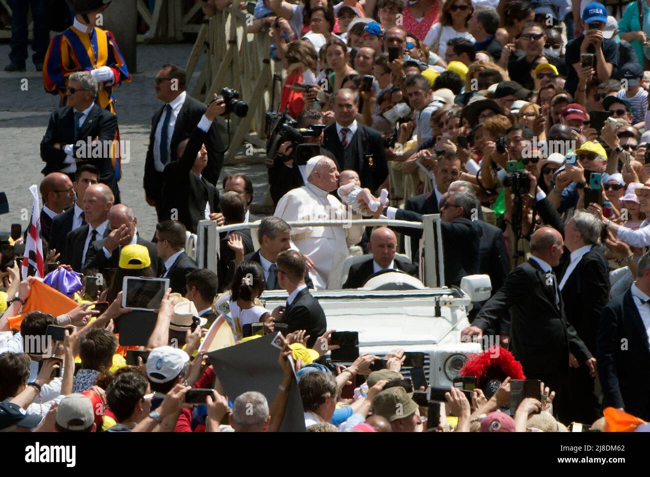 Italy, Rome, Vatican, 15/05/02. Pope Francis presides over the celebration of the Eucharist and the Rite of Canonization of Blesseds:Titus Brandsma, Lazarus known as Devasahayam, César de Bus, Luigi Maria Palazzolo, Justin Maria Russolillo, Charles de Foucauld, Marie Rivier, Mary Frances of Jesus Rubatto, Mary of Jesus Santocanale and Mary Domenica Mantovani in St. Peter's Square at the Vatican . Photograph by Alessia Giuliani/Catholic Press Photo. RESTRICTED TO EDITORIAL USE - NO MARKETING - NO ADVERTISING CAMPAIGNS Stock Photo