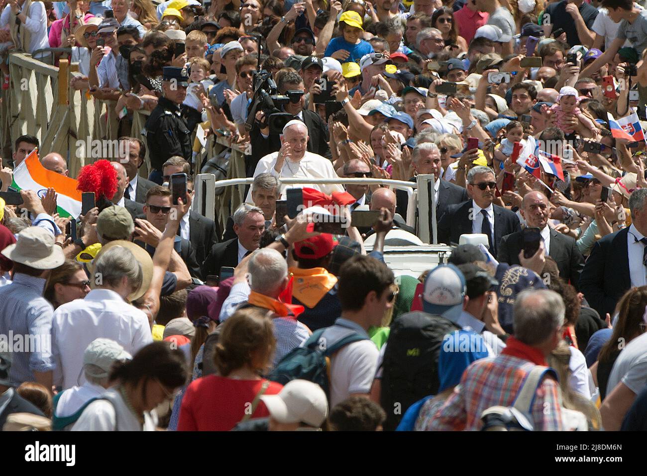 Italy, Rome, Vatican, 15/05/02. Pope Francis presides over the celebration of the Eucharist and the Rite of Canonization of Blesseds:Titus Brandsma, Lazarus known as Devasahayam, César de Bus, Luigi Maria Palazzolo, Justin Maria Russolillo, Charles de Foucauld, Marie Rivier, Mary Frances of Jesus Rubatto, Mary of Jesus Santocanale and Mary Domenica Mantovani in St. Peter's Square at the Vatican . Photograph by Alessia Giuliani/Catholic Press Photo. RESTRICTED TO EDITORIAL USE - NO MARKETING - NO ADVERTISING CAMPAIGNS Stock Photo