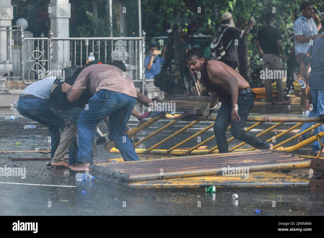 Colombo, Sri Lanka. 19th May, 2022. University students take part in a ...