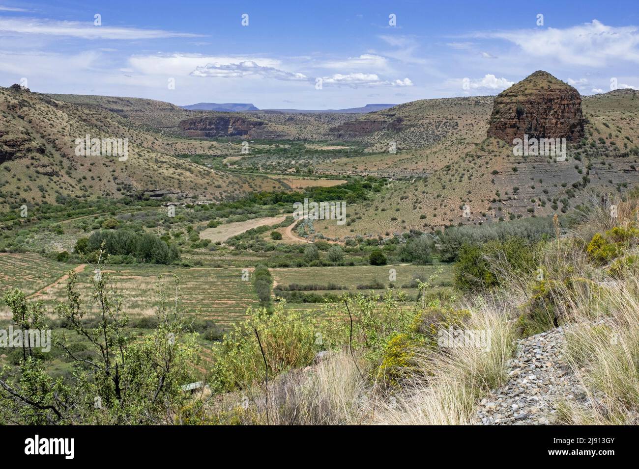 Rural scenery in mountain landscape on the way from Graaff-Reinet to the village Nieu-Bethesda / New Bethesda, Eastern Cape, South Africa Stock Photo