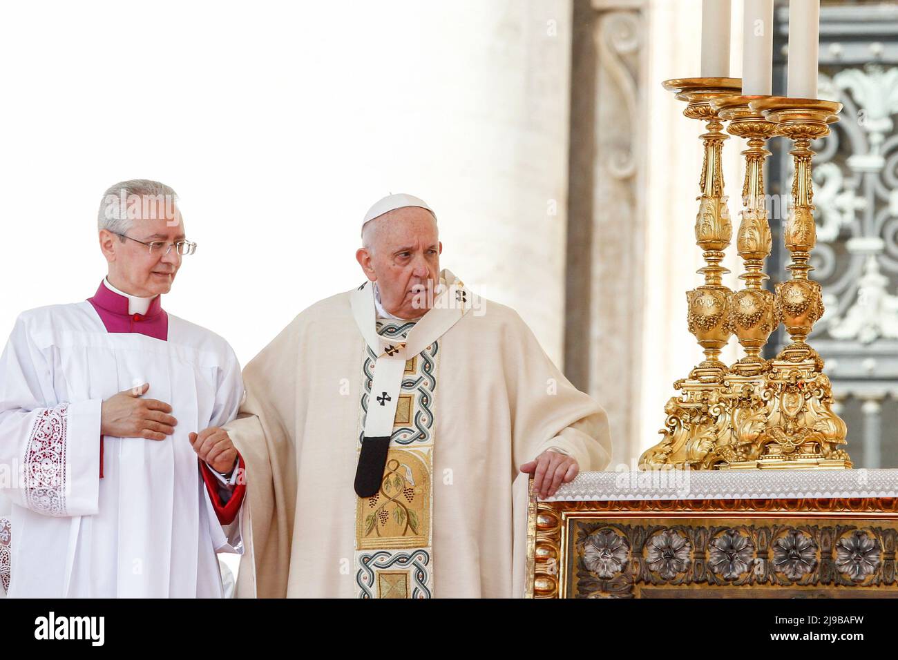 Vatican City, Vatican, 15th May, 2022. Pope Francis attends a canonization Mass of ten new saints in St. Peter’s Square. Stock Photo