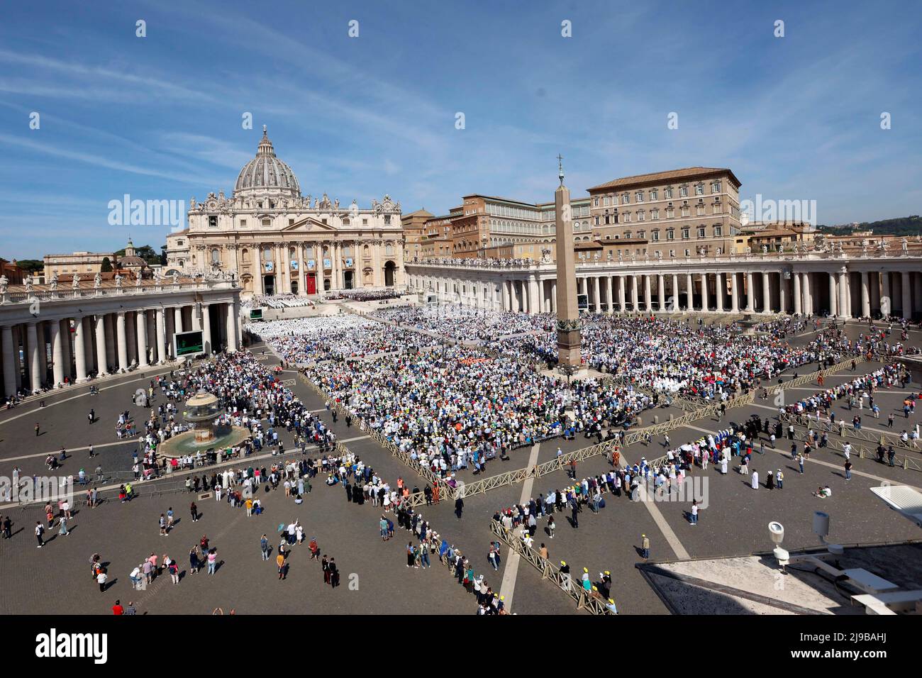 Vatican City, Vatican, 15th May, 2022. A view of St. Peter’s Square with tapestries of ten new saints hanging from the facade of the Basilica during a canonization mass presided by Pope Francis. Stock Photo