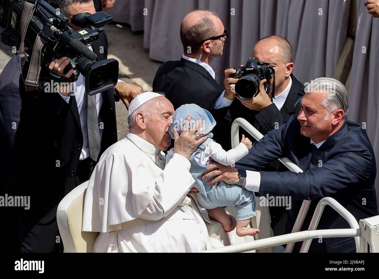 Vatican City, Vatican, 15th May, 2022. Pope Francis kisses a baby at the end of a canonization Mass of ten new saints in St. Peter's Square. Stock Photo