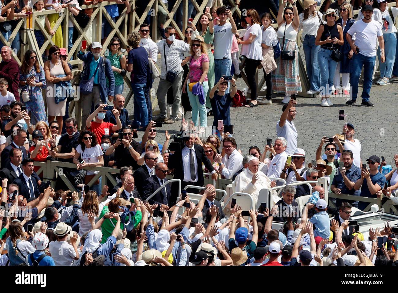 Vatican City, Vatican, 15th May, 2022. Pope Francis greets the faithful at the end of a canonization Mass of ten new saints in St. Peter's Square. Stock Photo