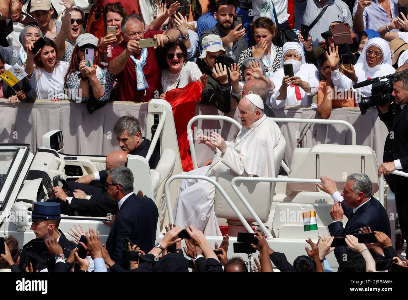 Vatican City, Vatican, 15th May, 2022. Pope Francis greets the faithful at the end of a canonization Mass of ten new saints in St. Peter's Square. Stock Photo