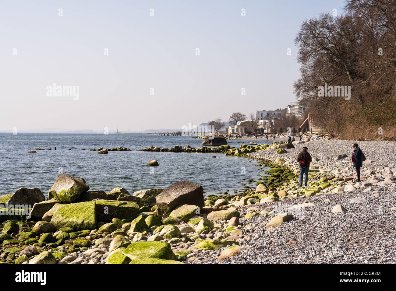 Ostseeinsel Rügen Sassnitz steinige Felsküste mit Kreidefelsen auf dem Weg zur Stubbenkammer Stock Photo